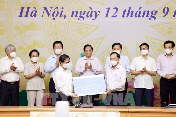 各单位继续为“给学生的网络和电脑”项目捐赠款物 ảnh 1
