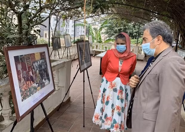 武元甲大将诞辰110周年：通过在阿尔及利亚的历史资料图片展展现国际友人的敬仰之情 ảnh 2