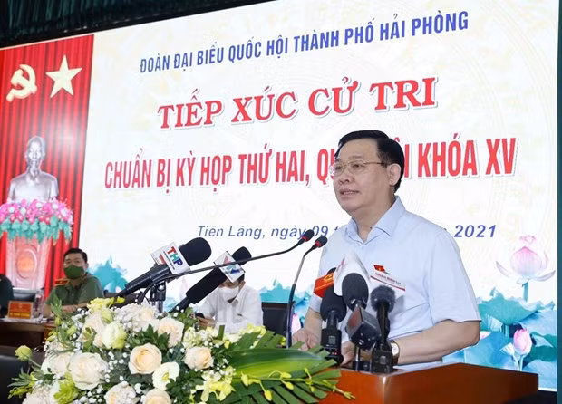 越南国会主席王廷惠与海防市先朗县选民接触 ảnh 1