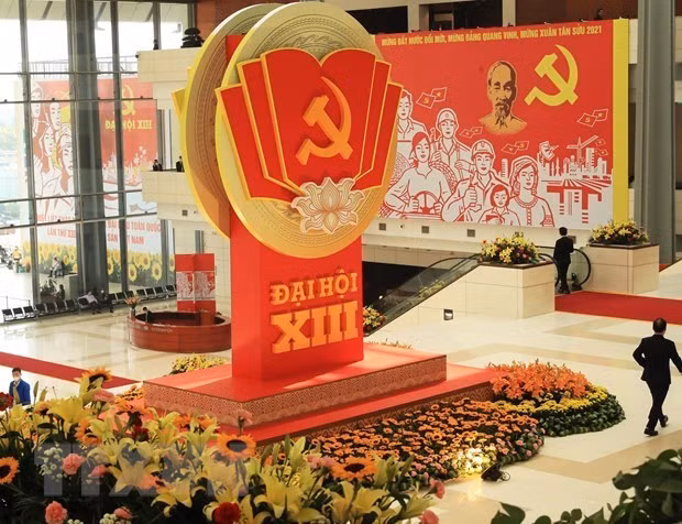 越共十三大：推动越南坚定不移走上发展道路的重要基础 ảnh 1