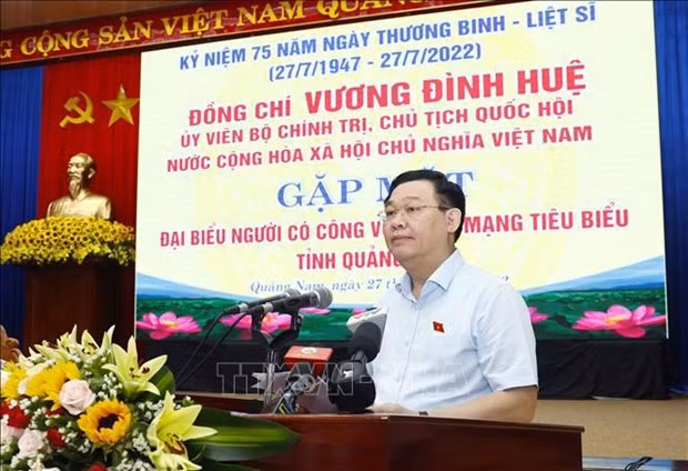 国会主席王廷惠同广南省对革命有功者典范举行见面会 ảnh 1