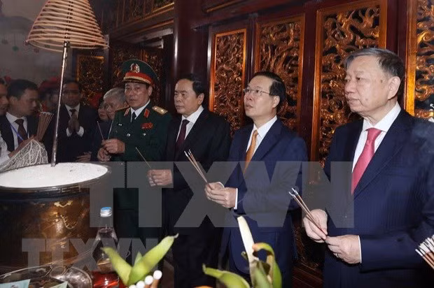 越南国家主席武文赏在2023年雄王节上向各位雄王敬香 ảnh 1