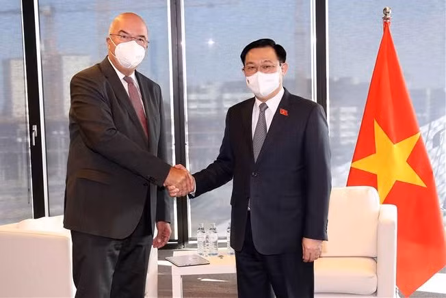 越南国会主席王廷惠会见奥地利部分企业代表 ảnh 1