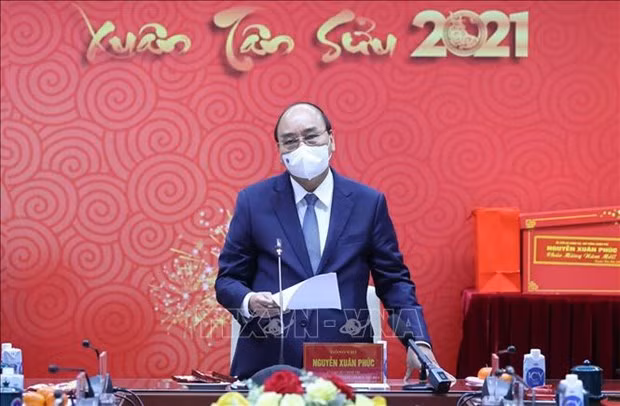 阮春福通过视频连线远程慰问出现新冠肺炎疫情的各地方医务人员 ảnh 1