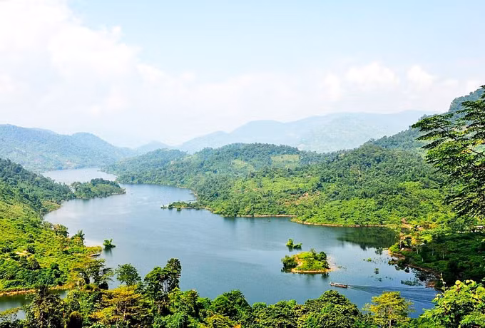 三海湖以独特大自然景观成为吸引国内外游客的旅游胜地 ảnh 2