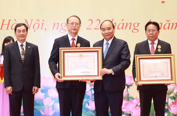 越南国家主席阮春福向优秀科学家颁发荣誉奖项 ảnh 1