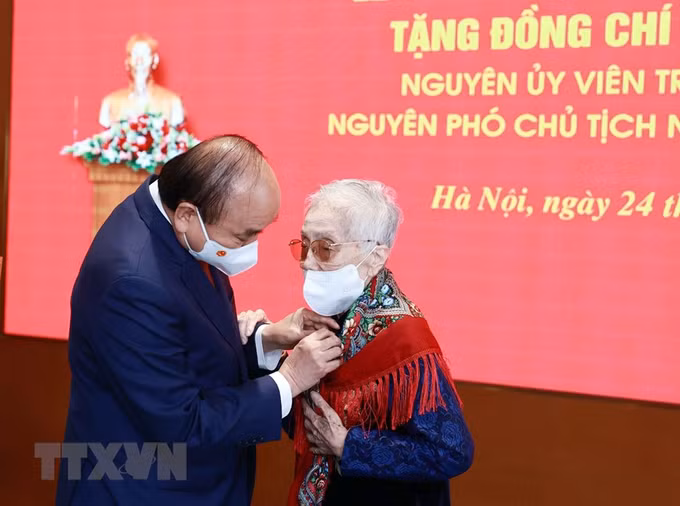越南国家主席阮春福向原国家副主席阮氏萍授予75年党龄纪念章 ảnh 1