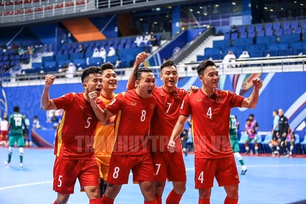 2022年亚洲五人制足球锦标赛：击败沙特阿拉伯队 越南队名列D组第一名 ảnh 1