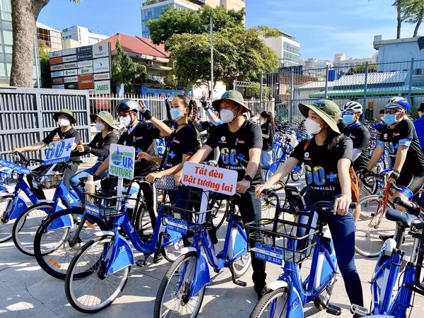胡志明市近500名青年志愿者参加2022年“地球 一小时”启动活动 ảnh 1