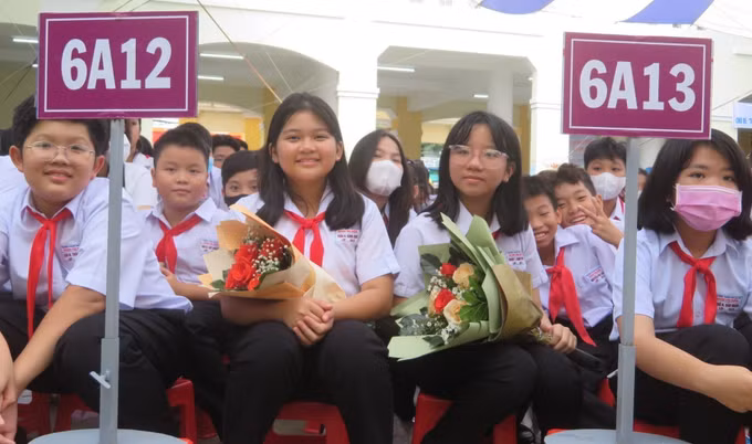 越南各地少数民族学生兴高采烈迎来新学年 ảnh 2