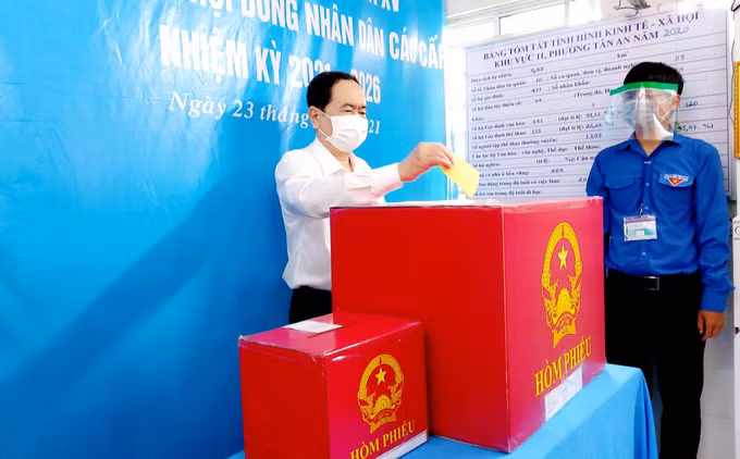 国会和人民议会换届选举：国会常务副主席陈青敏在芹苴市参加投票 ảnh 1
