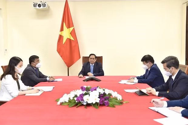 越南政府总理范明政与辉瑞公司首席执行官通电话 ảnh 1