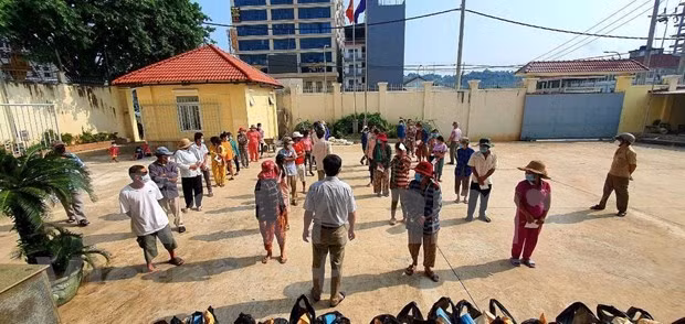 越南驻西哈努克省总领事馆向贫困越裔柬埔寨人赠送慰问品 ảnh 2