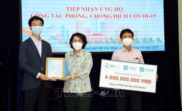 韩国驻胡志明市总领事馆和韩国企业捐赠近60亿越盾 支持疫情防控工作 ảnh 2