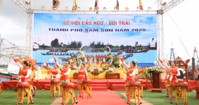清化省岑山求鱼节吸引大量游客 ảnh 2