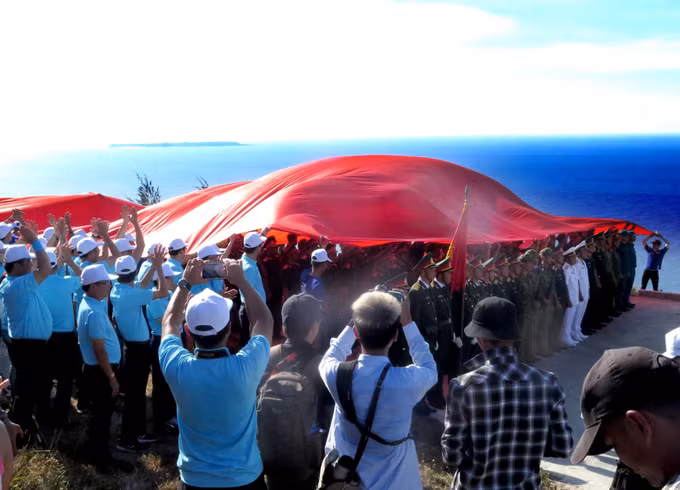 逾3500人参加在广义省李山岛泰来山上举行的升旗仪式 ảnh 1