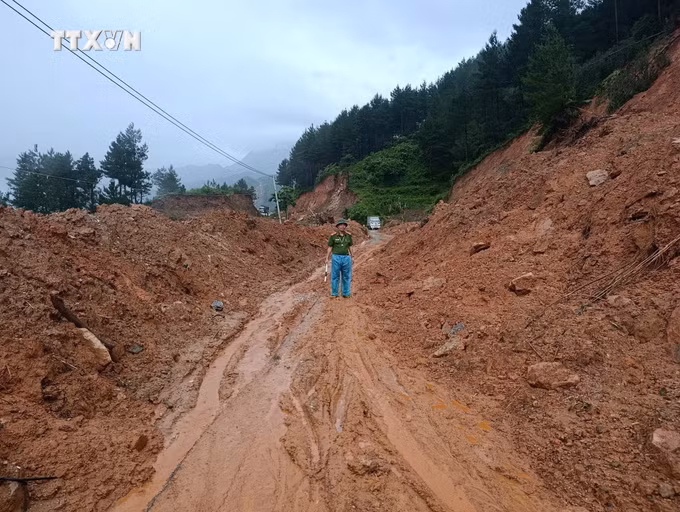 vna-potal-lai-chau-mua-lon-gay-sat-lo-chia-cat-quoc-lo-32-va-quoc-lo-279-qua-xa-muong-than-8908790.jpg