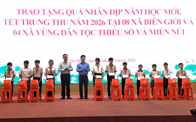 vna_potal-dong-nai-tang-qua-nam-hoc-moi-trung-thu-cho-cac-xa-bien-gioi-va-vung-dong-bao-dan-toc-thieu-so-9041016.jpg