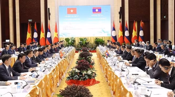 越南政府总理范明政与老挝总理宋赛·西潘敦共同主持政府间联合委员会第45次会议 ảnh 1