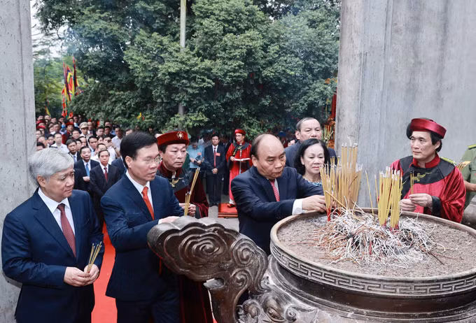 越南国家主席阮春福向各位雄王敬香 ảnh 1