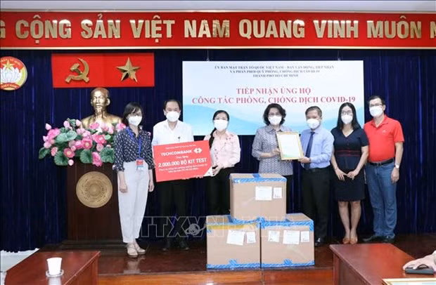 新冠肺炎疫情：胡志明市接收由各家企业捐赠总额逾3730亿越盾的抗疫物资 ảnh 1