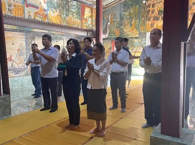  越南荣军烈士节：敬香仪式在老挝琅勃拉邦省举行 ảnh 1