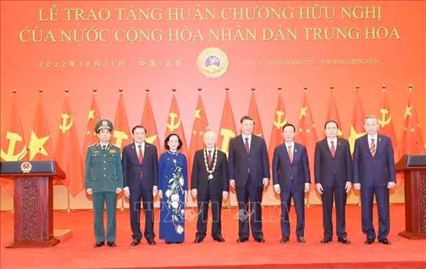 越共中央总书记阮富仲出席仪式 接受中华人民共和国“友谊勋章” ảnh 2