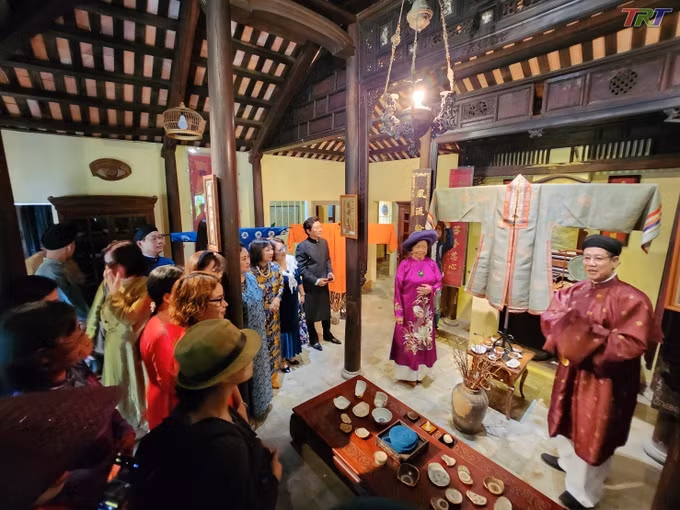 “阮朝昔日奥黛”展在顺化市举行 ảnh 1