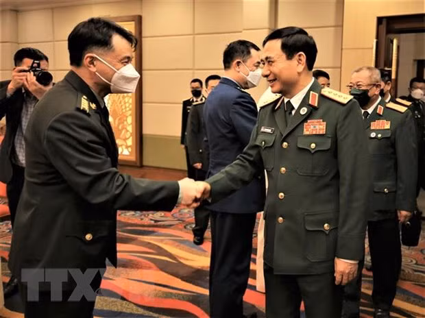 越南国防部长潘文江会见柬埔寨国防大臣和中国国防部长 ảnh 2