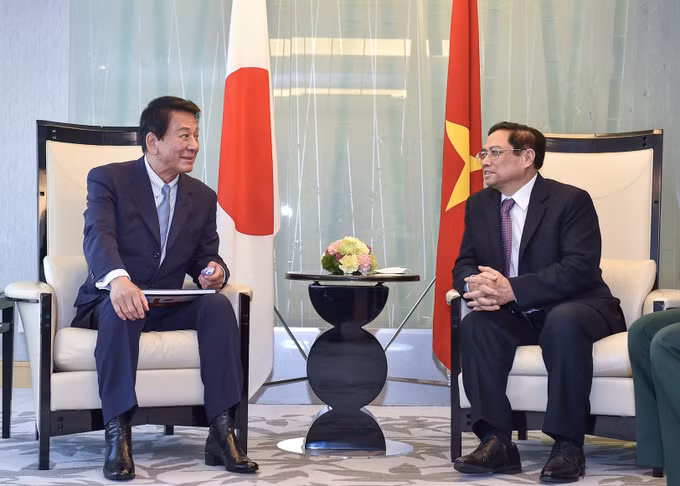 越南政府总理范明政分别会见日本前首相安倍晋三和越日前特别大使杉良太郎 ảnh 2