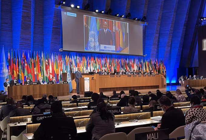 UNESCO第41届大会主席圣地亚哥·莫朗高度评价越南当选该组织执行局委员 ảnh 2