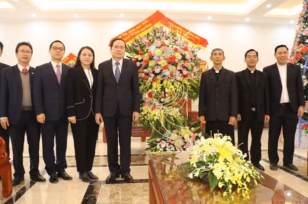 越南祖国阵线中央委员会主席陈青敏拜访发艳主教座堂 ảnh 2