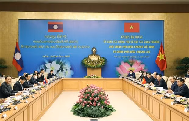 老挝政府总理圆满结束对越南的访问并出席越老政府间联合委员会第43次会议后启程回国 ảnh 2