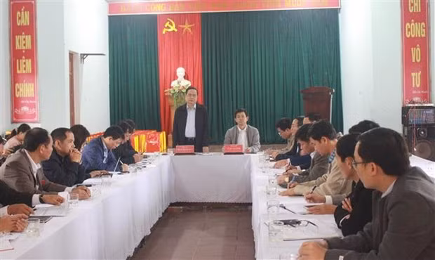 越南祖国阵线中央委员会主席陈青敏看望慰问广治省受灾灾民 ảnh 2