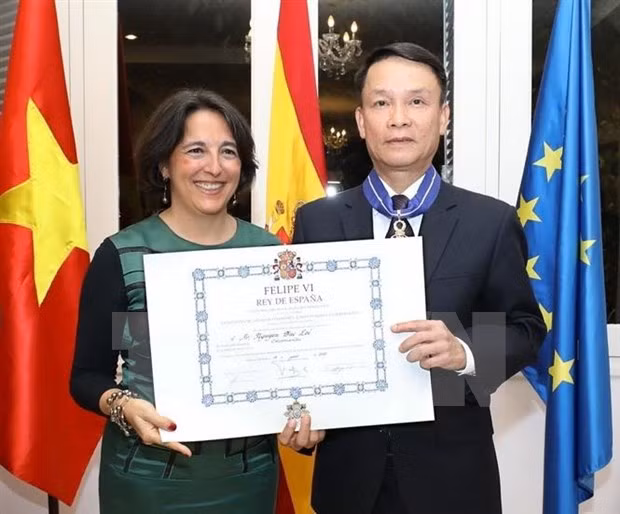 越通社社长阮德利荣获西班牙国王民事勋章 ảnh 1