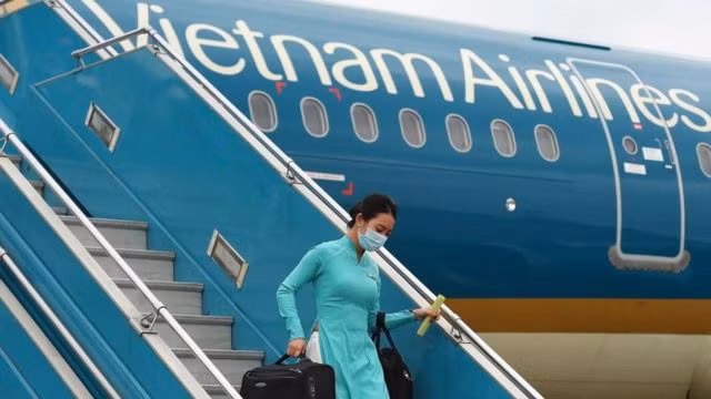 越航决定暂停乘务长履行职务 严肃追究相关人员责任 ảnh 2