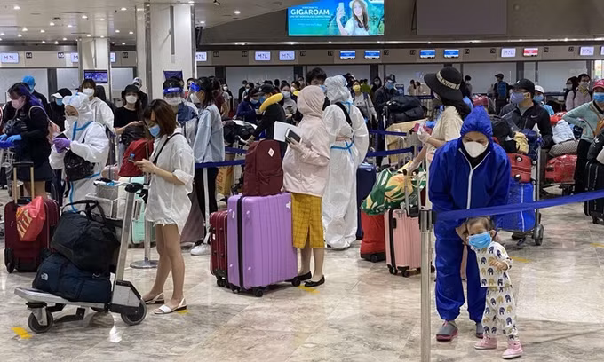 在法国、摩洛哥和智利的近280名越南公民被接送回国 ảnh 1