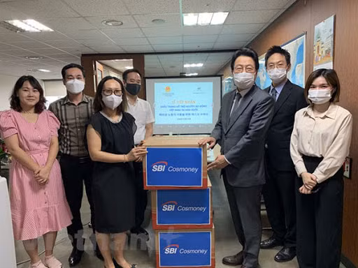 韩国企业向越南劳务人员捐赠1万只医用口罩 ảnh 1