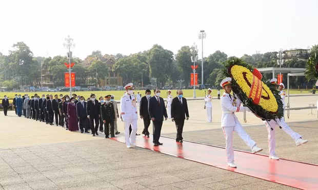 越南国庆75周年：党和国家领导入陵瞻仰胡志明主席遗容 ảnh 1