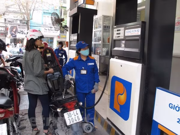 8月11日15时起越南国内成品油价格下调近1000越盾 ảnh 1