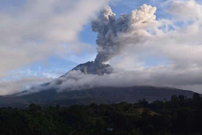 印度尼西亚锡纳朋火山再次喷发 ảnh 1