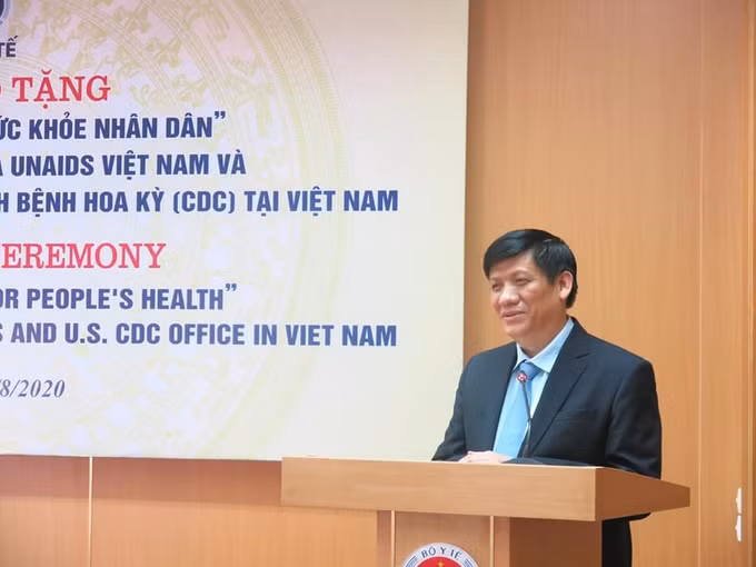支持越南艾滋病防控工作的3名国际专家荣获卫生部的纪念章 ảnh 2