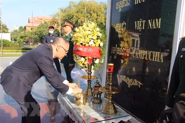 越南国庆75周年：越南驻柬埔寨大使馆代表团前往越柬友谊纪念碑敬献花圈 ảnh 2