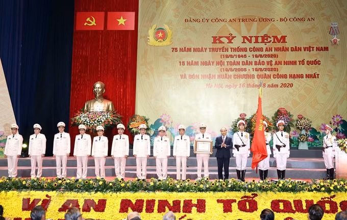 越南政府总理阮春福出席人民公安传统日75周年纪念典礼 ảnh 2