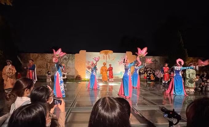 向游客推介升龙皇城夜游线路 ảnh 2