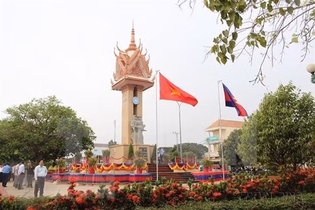 越柬建交55周年：越柬在争取民族独立和国家建设与发展事业中保持团结一心与互助互济 ảnh 1