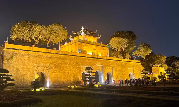 向游客推介升龙皇城夜游线路 ảnh 1
