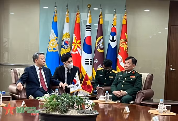 韩国国防部长官李钟燮会见黄春战上将 ảnh 1