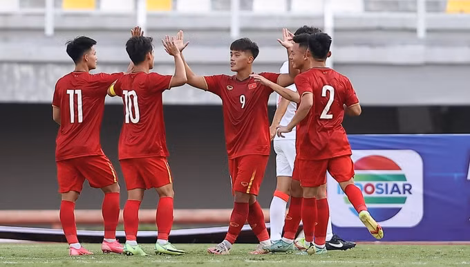 2023年亚足联U20亚洲杯预选赛：越南U20球队以5比1大胜香港U20球队 ảnh 1