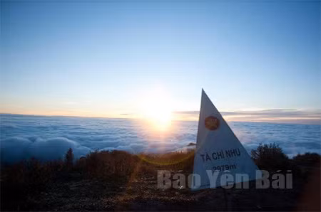 越南旅游：越南十五大最高山峰之一登山活动正式启动 ảnh 1